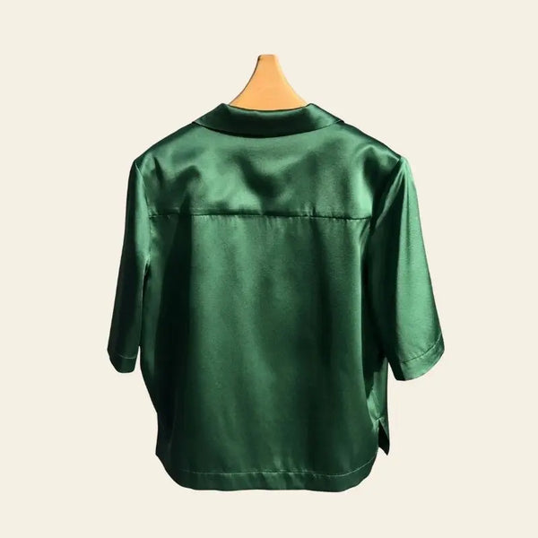 Dos d'une chemise courte vert émeraude col cubain en soie