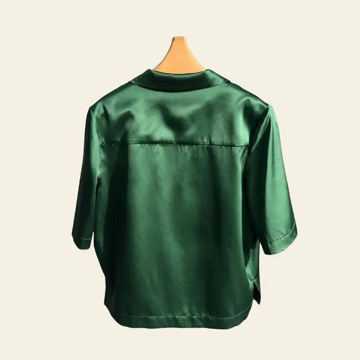 Dos d'une chemise courte vert émeraude col cubain en soie