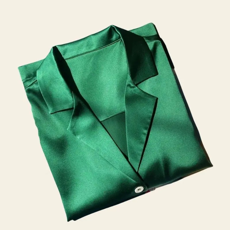 Chemise courte vert émeraude col cubain en soie pliée
