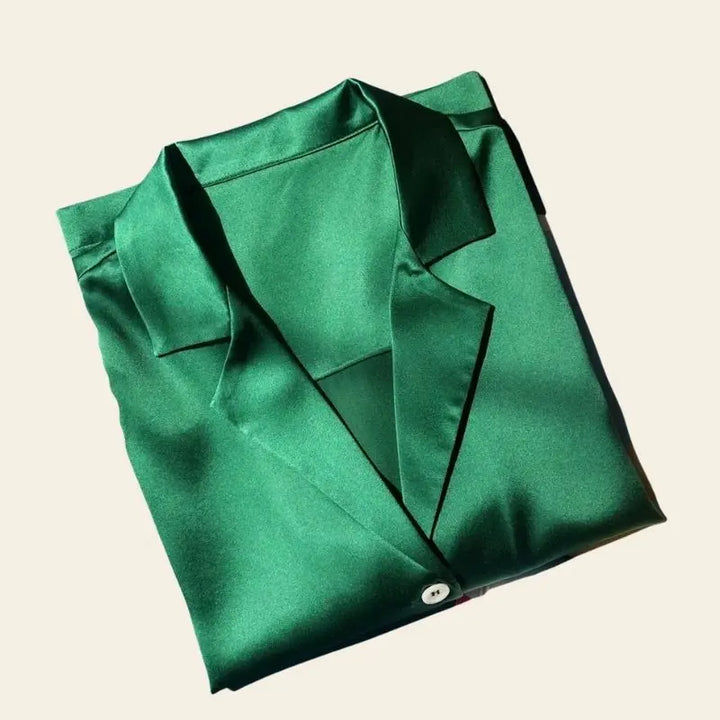 Chemise courte vert émeraude col cubain en soie pliée
