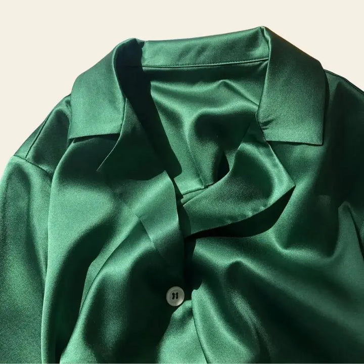 Zoom sur le col d'une chemise courte vert émeraude col cubain en soie