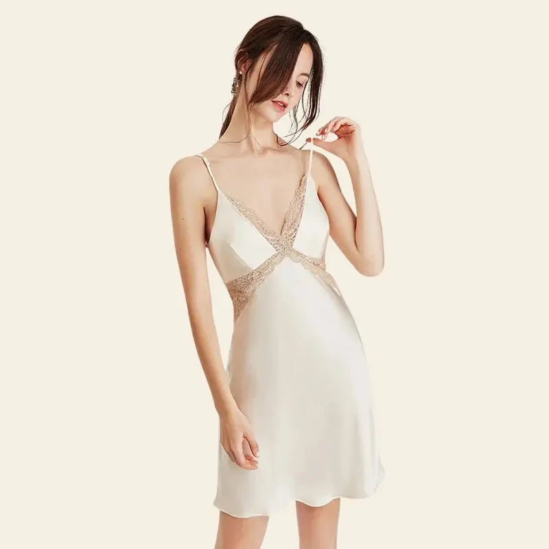 Mannequin de face portant une chemise de nuit courte beige ivoire en soie de mûrier avec dentelle