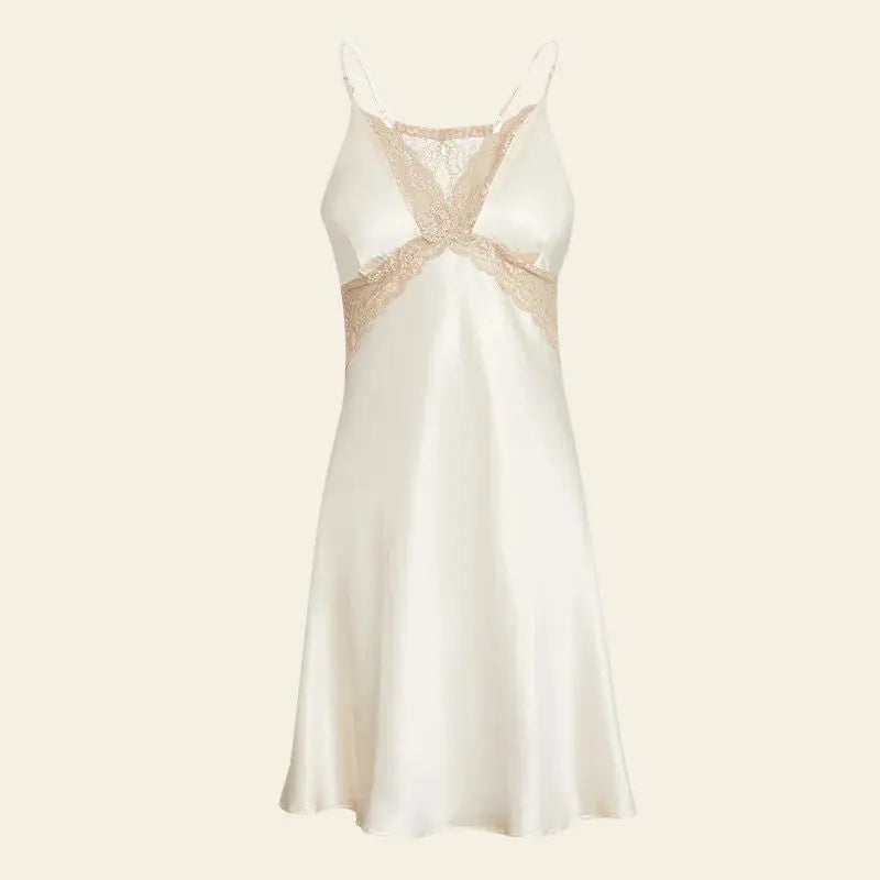 Chemise de nuit courte beige ivoire en soie de mûrier avec dentelle vu de face