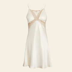Chemise de nuit courte beige ivoire en soie de mûrier avec dentelle vu de face