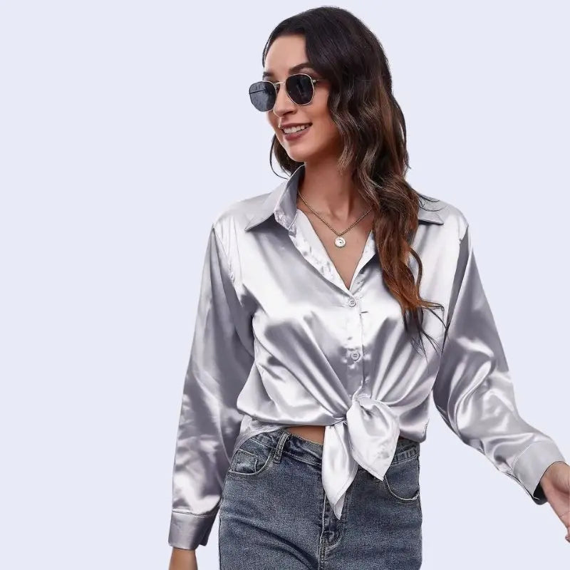 Mannequin portant une chemise décontractée à col souple brillante en satin couleur argenté