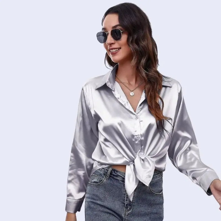 Mannequin portant une chemise décontractée à col souple brillante en satin couleur argenté