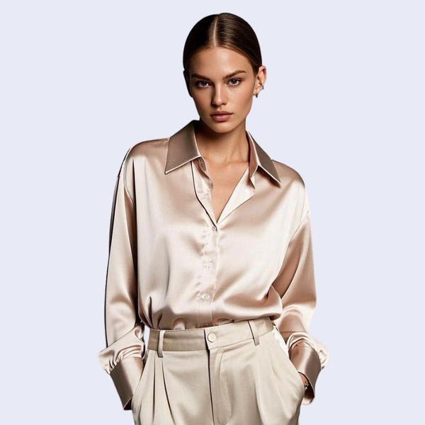 Mannequin portant une chemise décontractée à col souple brillante en satin couleur beige