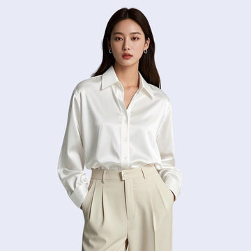 Mannequin portant une chemise décontractée à col souple brillante en satin couleur blanche