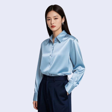 Mannequin portant une chemise décontractée à col souple brillante en satin couleur bleu ciel