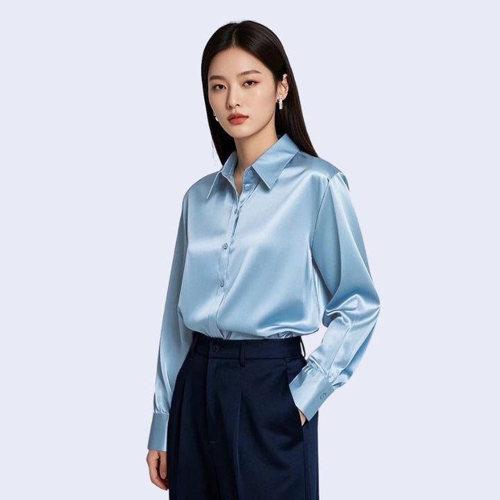 Mannequin portant une chemise décontractée à col souple brillante en satin couleur bleu ciel