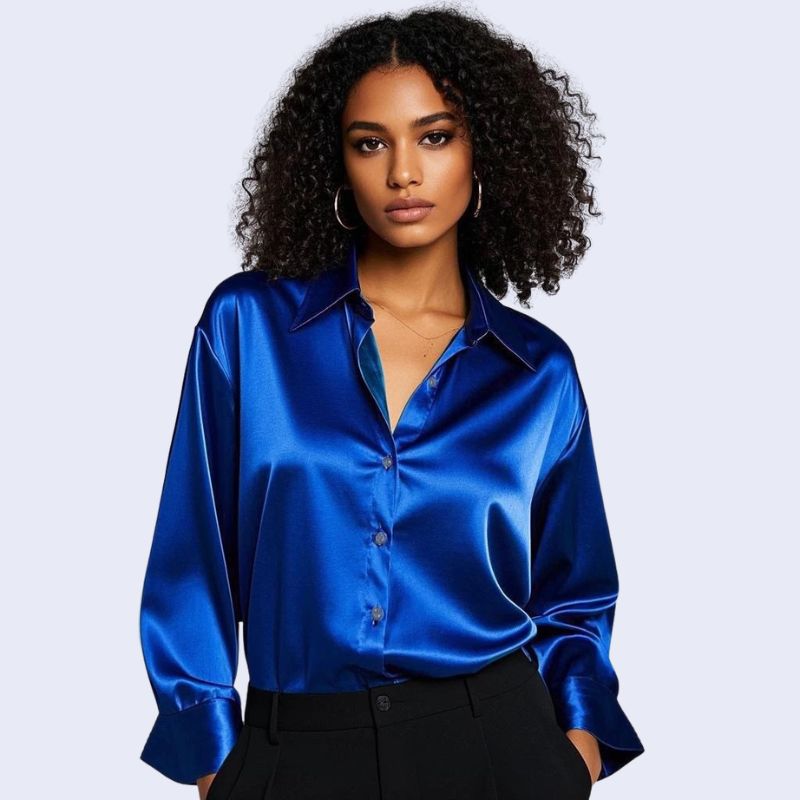 Mannequin portant une chemise décontractée à col souple brillante en satin couleur bleu roi