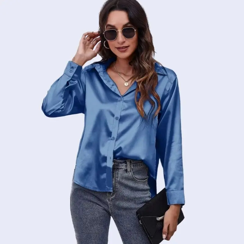Mannequin portant une chemise décontractée à col souple brillante en satin couleur bleu
