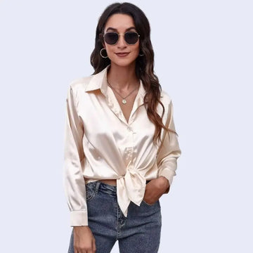 Mannequin portant une chemise décontractée à col souple brillante en satin couleur champagne