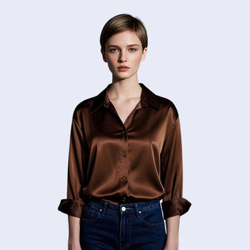 Mannequin portant une chemise décontractée à col souple brillante en satin couleur chocolat