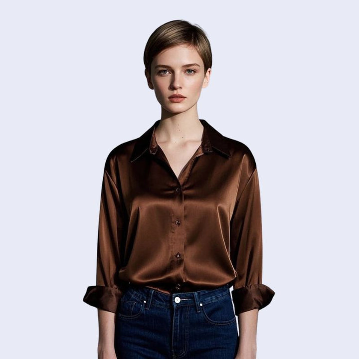 Mannequin portant une chemise décontractée à col souple brillante en satin couleur chocolat