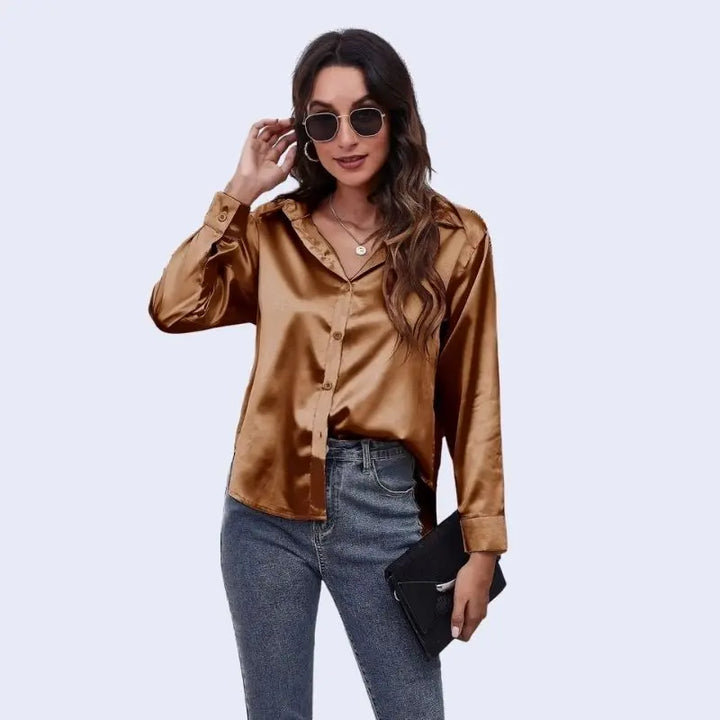 Mannequin portant une chemise décontractée à col souple brillante en satin couleur chocolat