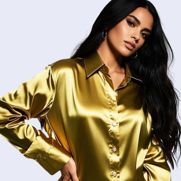 Mannequin portant une chemise décontractée à col souple brillante en satin couleur dorée