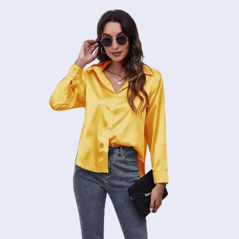Mannequin portant une chemise décontractée à col souple brillante en satin couleur jaune