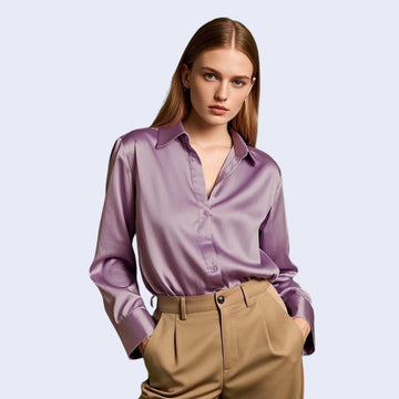 Mannequin portant une chemise décontractée à col souple brillante en satin couleur lavande