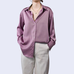 Chemise décontractée lavande à col souple brillante en satin