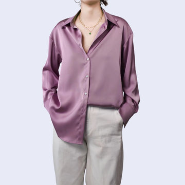 Chemise décontractée lavande à col souple brillante en satin