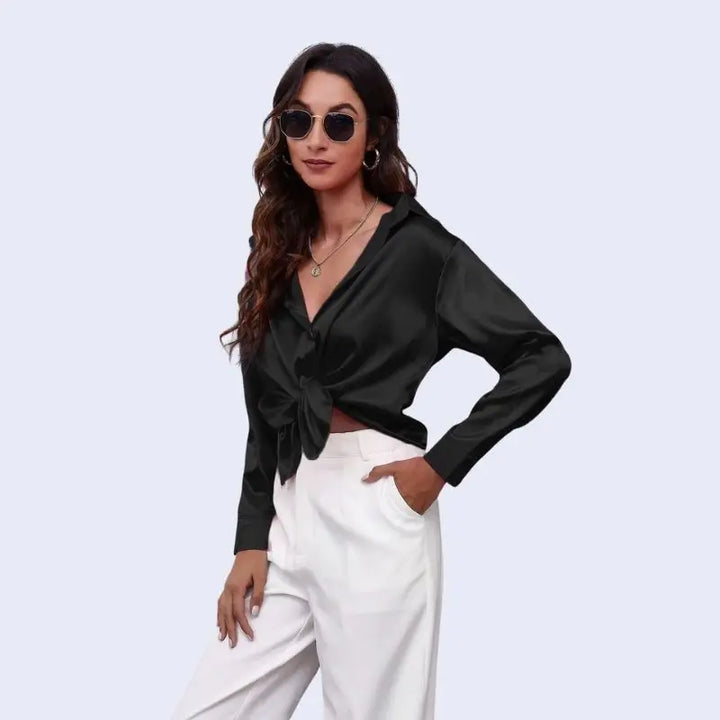 Mannequin portant une chemise décontractée à col souple brillante en satin couleur noire
