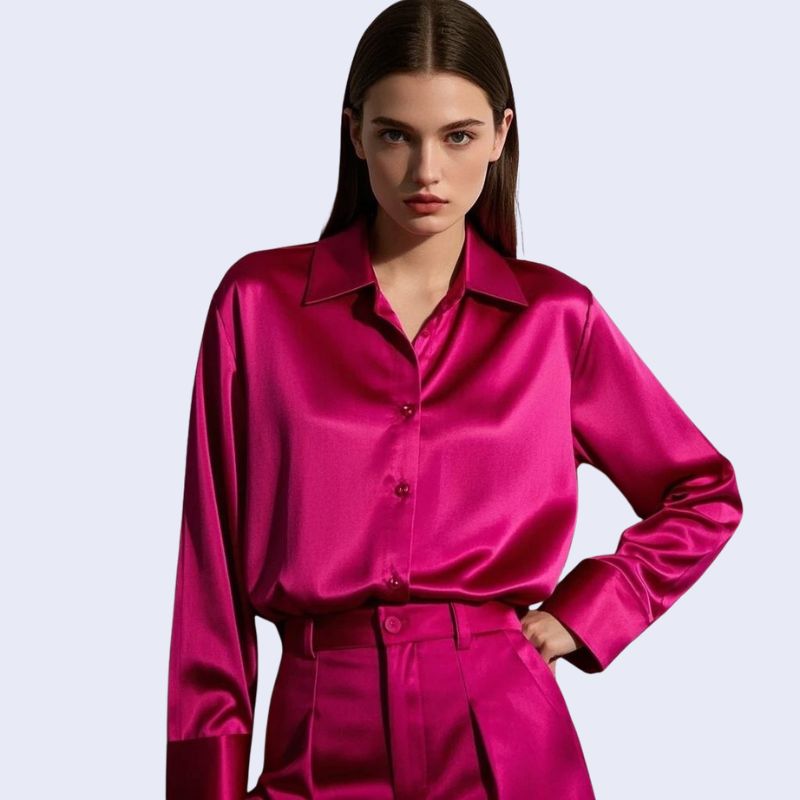 Mannequin portant une chemise décontractée à col souple brillante en satin couleur rose fushia
