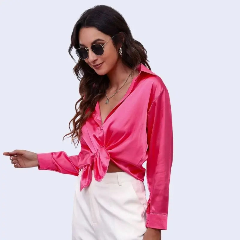 Mannequin portant une chemise décontractée à col souple brillante en satin couleur rose fushia
