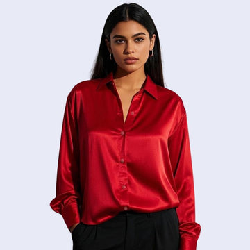 Mannequin portant une chemise décontractée à col souple brillante en satin couleur rouge