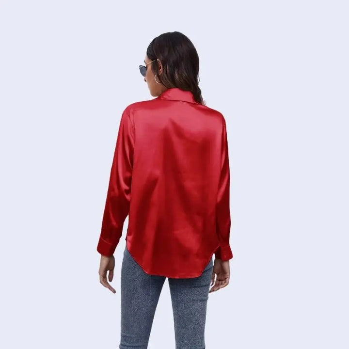 Mannequin portant une chemise décontractée à col souple brillante en satin couleur rouge de dos