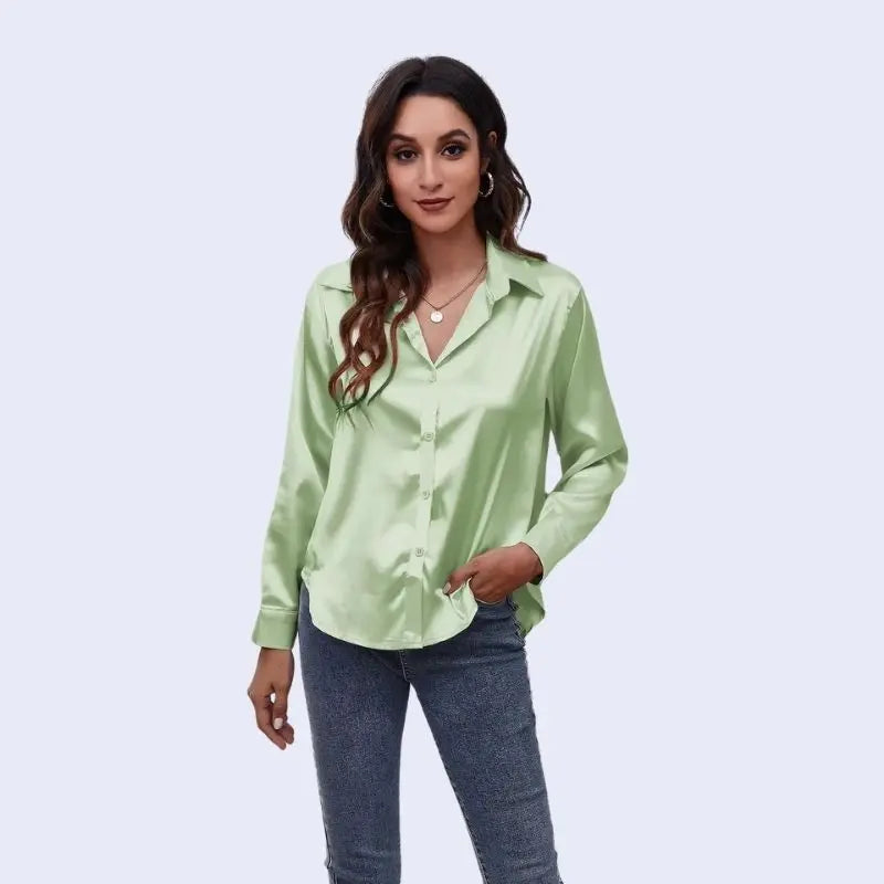 Mannequin portant une chemise décontractée à col souple brillante en satin couleur vert pastel