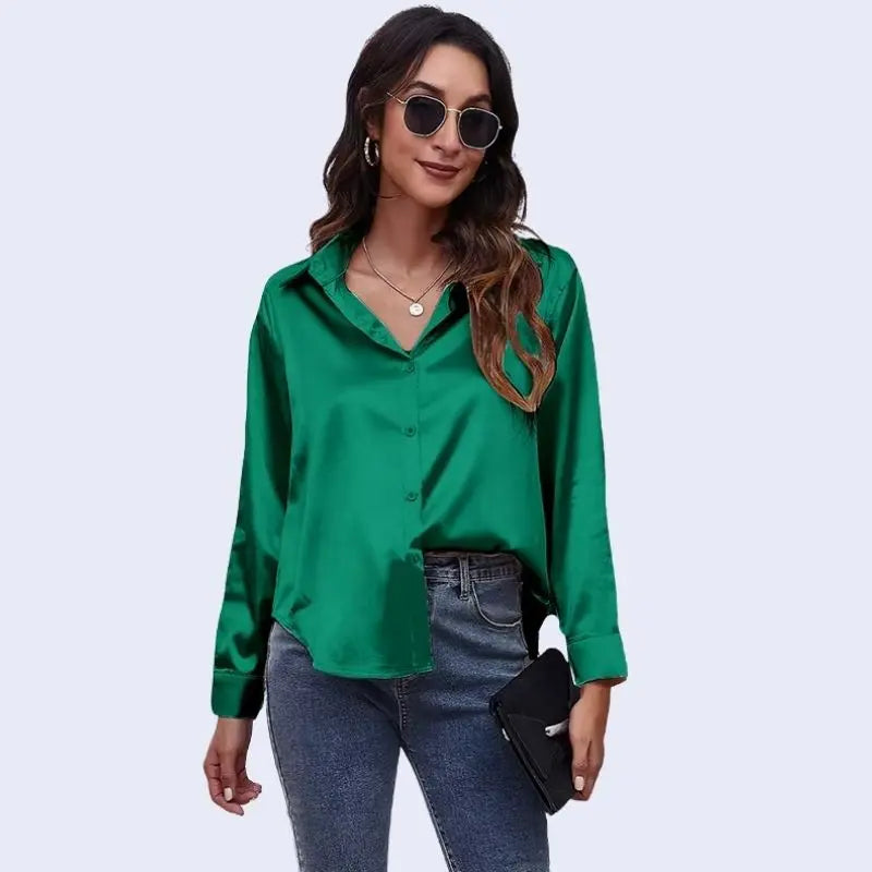 Mannequin portant une chemise décontractée à col souple brillante en satin couleur vert