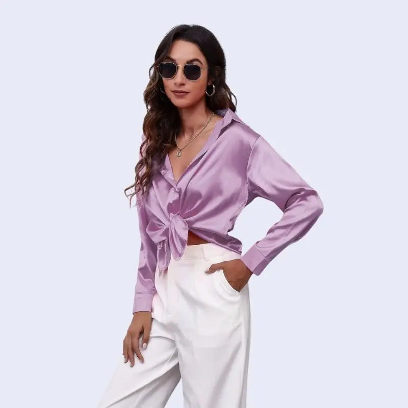 Mannequin portant une chemise décontractée à col souple brillante en satin couleur violet