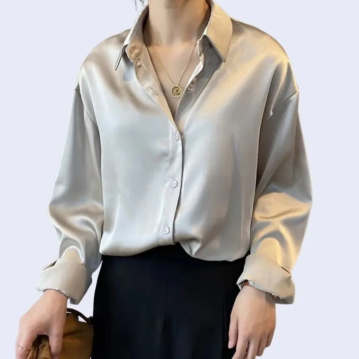 Modèle portant une chemise élégante à col rabattu en satin grise