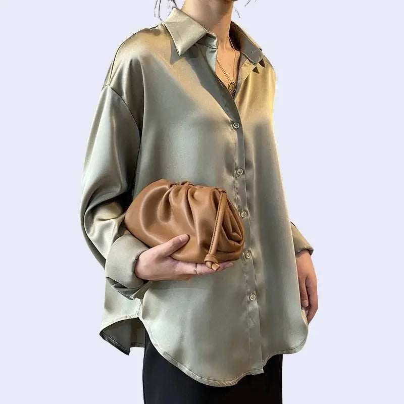 Modèle portant une chemise élégante à col rabattu en satin verte