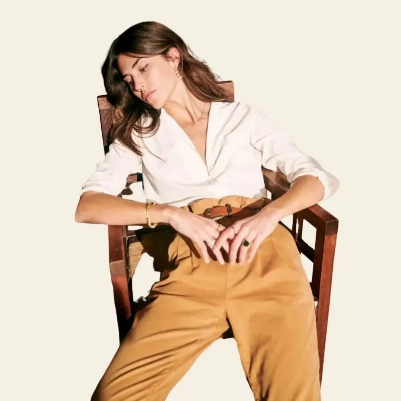 Mannequin assis portant une chemise élégante vintage en crêpe de chine en soie blanche