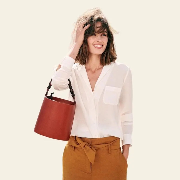 Mannequin main dans les cheveux portant une chemise élégante vintage en crêpe de chine en soie blanche