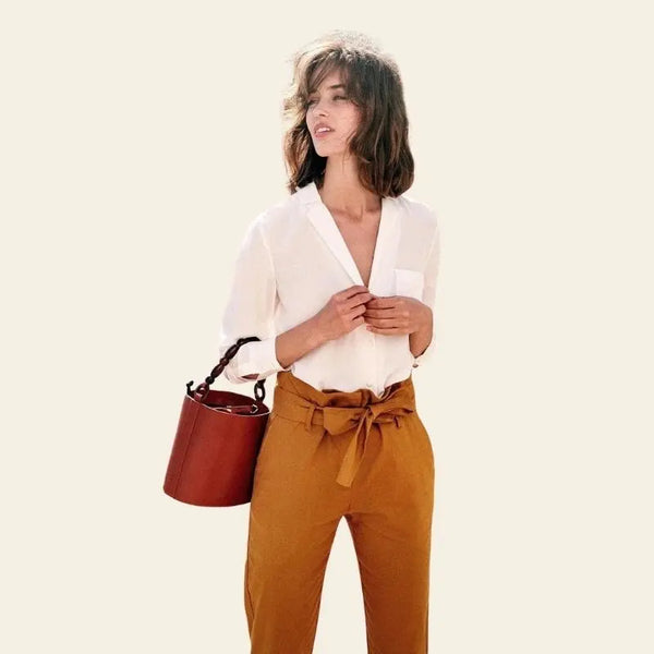 Mannequin regardant au loin portant une chemise élégante vintage en crêpe de chine en soie blanche