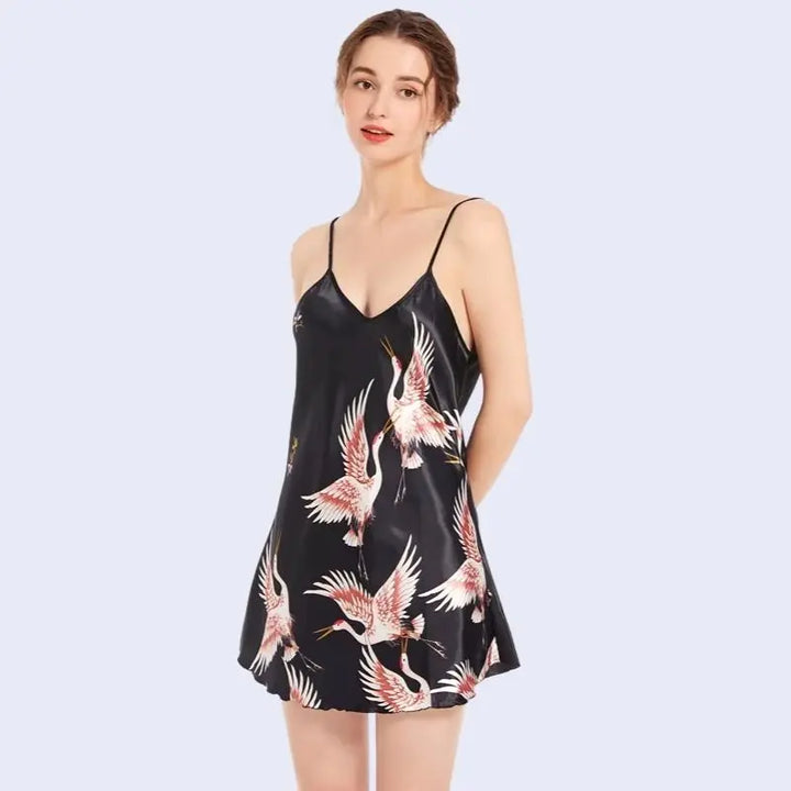 Chemise de nuit courte brillante motif oiseau en satin couleur noire