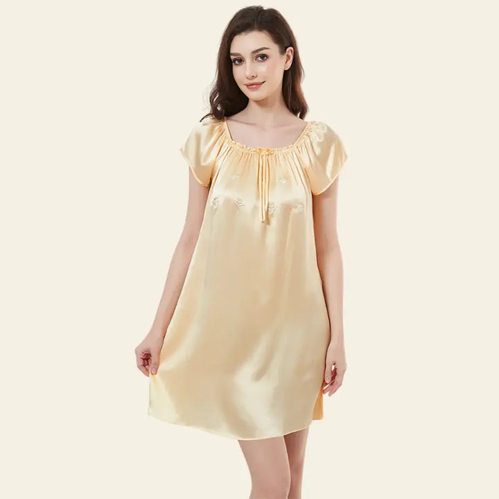 Chemise de nuit courte col carré en soie 19 mommes l Satin Lifestyle