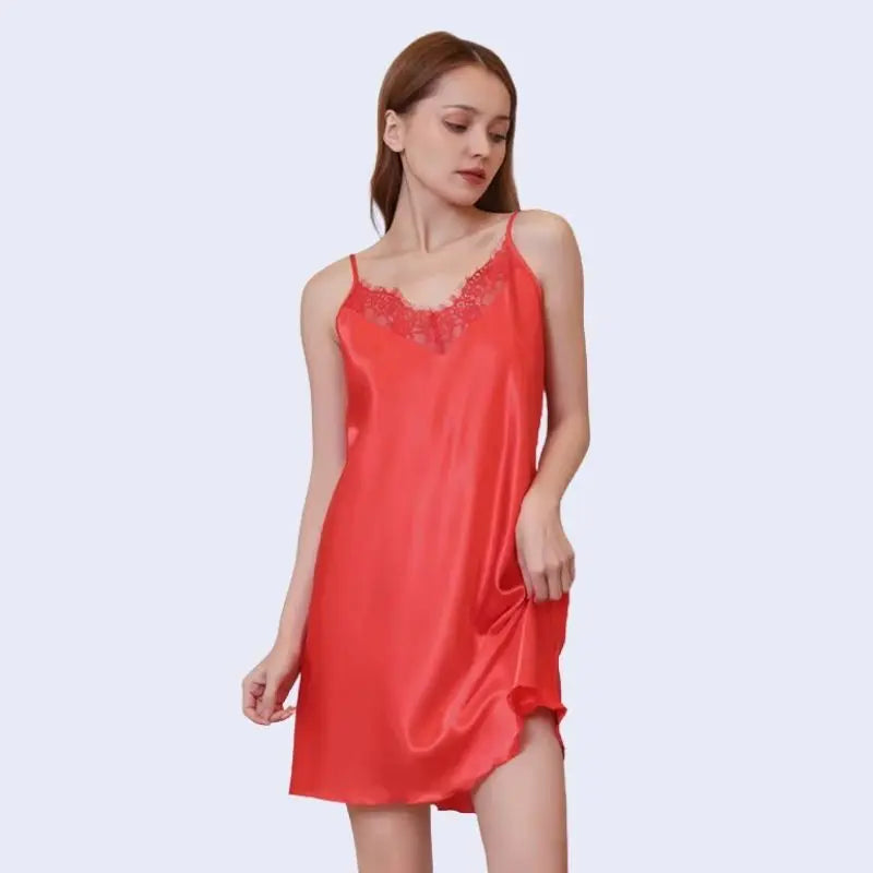Chemise de nuit courte unie avec dentelle en satin couleur rouge