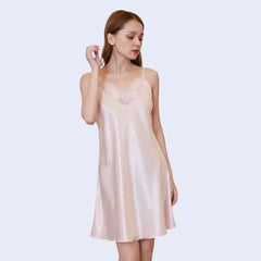 Chemise de nuit courte unie avec dentelle en satin couleur sable rosé