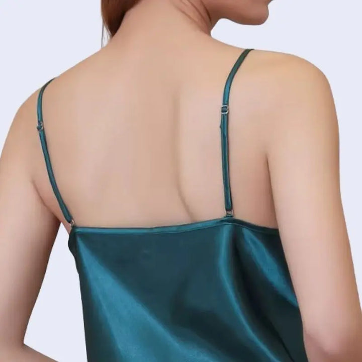 Mannequin de dos portant une chemise de nuit courte unie avec dentelle en satin couleur vert forêt