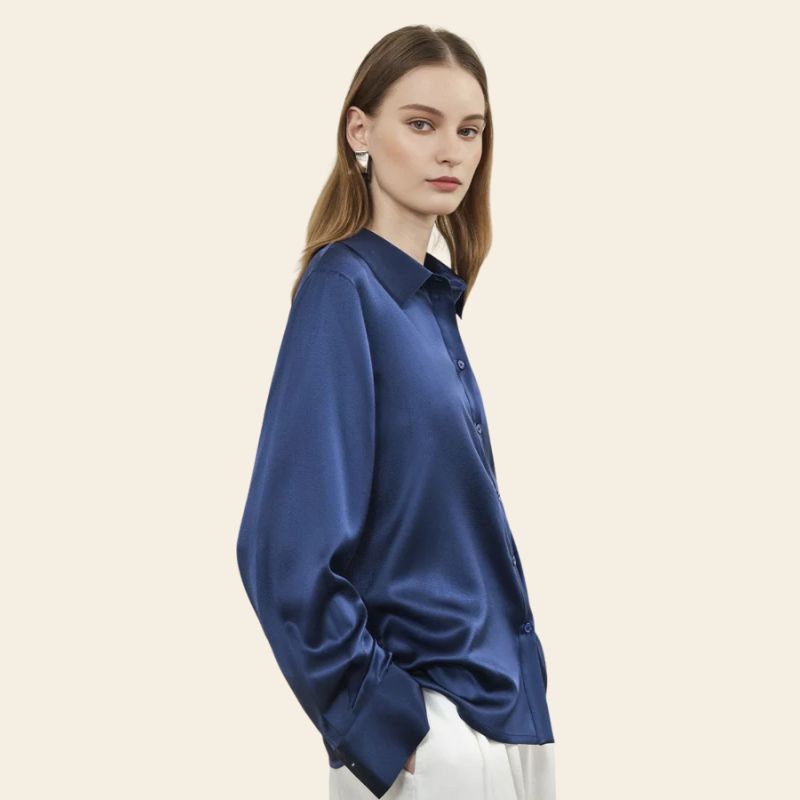 Chemise unie à large revers 90% soie couleur bleu marine profil