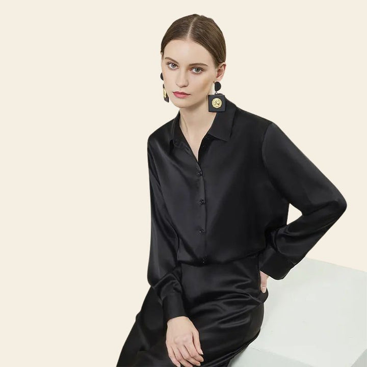 Chemise unie à large revers 90% soie couleur noire