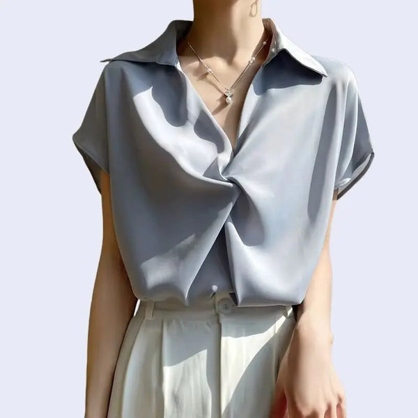 Chemisier ample manches courtes en satin mat bleu ciel