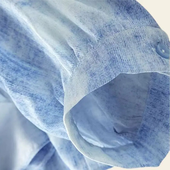 Zoom sur la manche du chemisier fluide bleu ciel à noeud en soie de mûrier