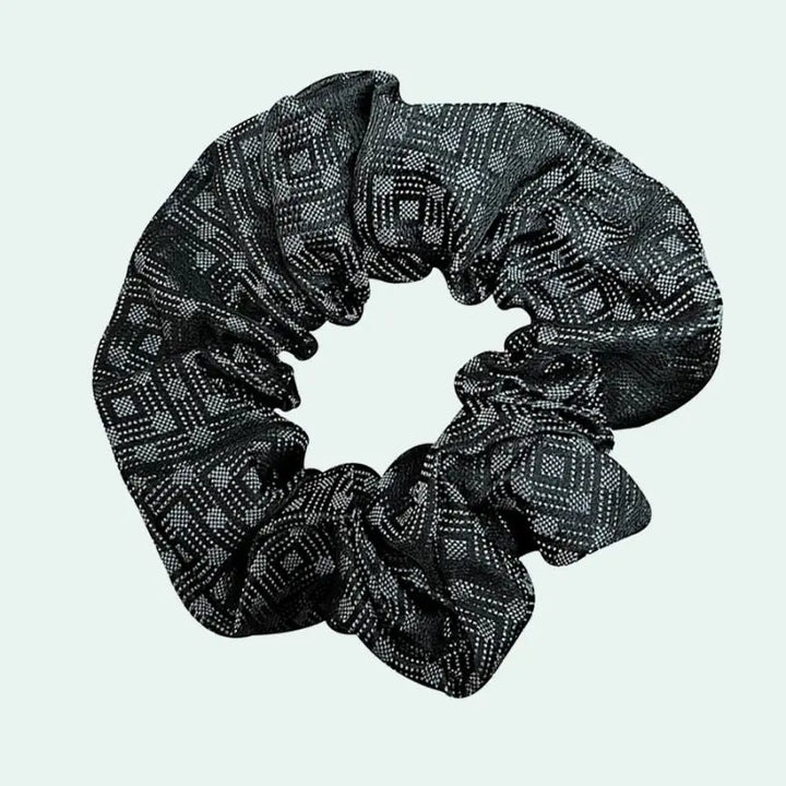 Chouchou en soie de mûrier 25 mommes noir motifs géométriques