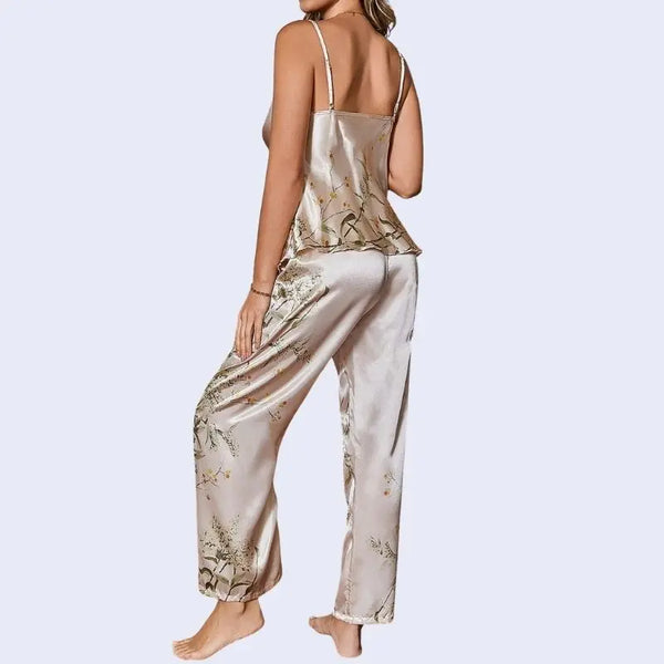 Mannequin de dos portant un débardeur et pantalon brillant imprimé floral en satin beige