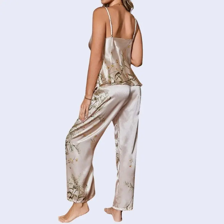 Mannequin de dos portant un débardeur et pantalon brillant imprimé floral en satin beige